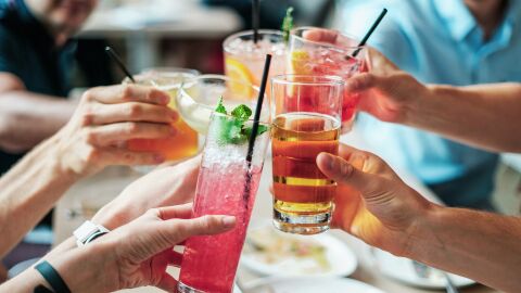 El riesgo de hipertensión en personas adultas es causado por el consumo excesivo de bebidas azucaradas durante la infancia El riesgo de hipertensión en personas adultas es causado por el consumo excesivo de bebidas azucaradas durante la infancia