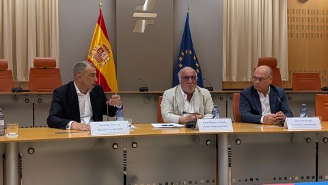 Tráfico prepara una instrucción para que la Guardia Civil acuda a auxiliar a los conductores que activen la baliza V-16 Tráfico prepara una instrucción para que la Guardia Civil acuda a auxiliar a los conductores que activen la baliza V-16