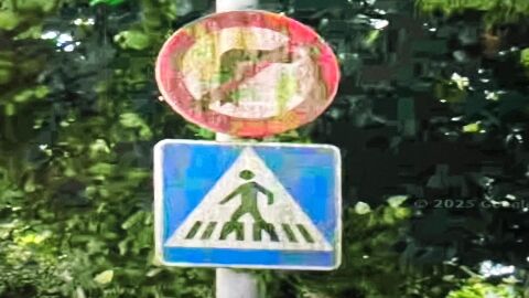 Señals en mal estado en la calle María Zmabrano de Avilés Asturias Señals en mal estado en la calle María Zmabrano de Avilés Asturias