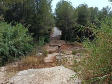 Vecinos denuncian el abandono de una carretera destruida por la DANA y advierten del riesgo para la seguridad Vecinos denuncian el abandono de una carretera destruida por la DANA y advierten del riesgo para la seguridad