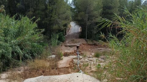 Vecinos denuncian el abandono de una carretera destruida por la DANA y advierten del riesgo para la seguridad