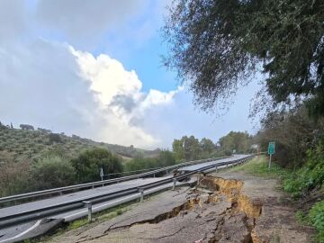 Vecinos denuncian el abandono de la A-373, destrozada y cerrada desde febrero. Vecinos denuncian el abandono de la A-373, destrozada y cerrada desde febrero.
