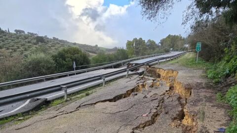 Vecinos denuncian el abandono de la A-373, destrozada y cerrada desde febrero. Vecinos denuncian el abandono de la A-373, destrozada y cerrada desde febrero.