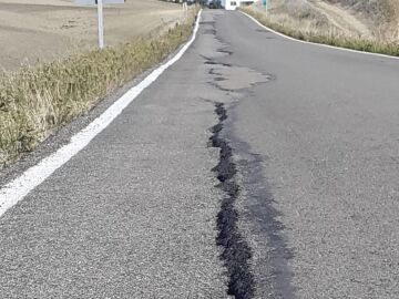 Baches, grietas y hundimientos: crece la indignaci&oacute;n por el estado de la A-393 