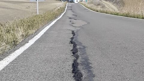 Baches, grietas y hundimientos: crece la indignación por el estado de la A-393 Baches, grietas y hundimientos: crece la indignación por el estado de la A-393