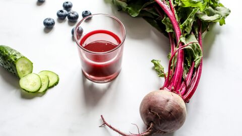 Jugo de remolacha, pepino y arándano rico en nutrientes con productos frescos sobre fondo blanco Jugo de remolacha, pepino y arándano rico en nutrientes con productos frescos sobre fondo blanco