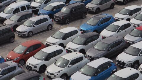 Toma aérea de un estacionamiento lleno en Barcelona, mostrando vehículos diversos. Toma aérea de un estacionamiento lleno en Barcelona, mostrando vehículos diversos.