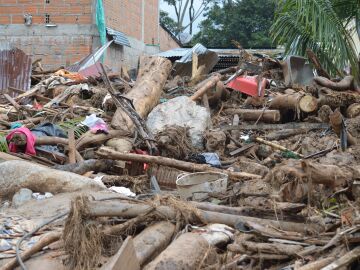 Destrucci&oacute;n en Mocoa, Colombia debido a desastre natural. Estructuras da&ntilde;adas y escombros.
