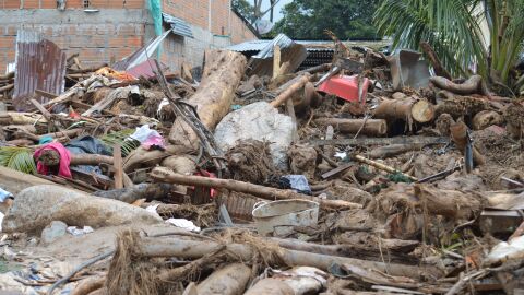 Destrucción en Mocoa, Colombia debido a desastre natural. Estructuras dañadas y escombros. Destrucción en Mocoa, Colombia debido a desastre natural. Estructuras dañadas y escombros.