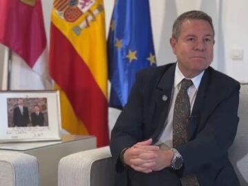 García-Page, con una foto junto al Rey, felicita a los ceutíes y les envía el "cariño y solidaridad" de C.La Mancha García-Page, con una foto junto al Rey, felicita a los ceutíes y les envía el "cariño y solidaridad" de C.La Mancha