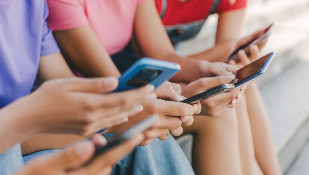 Menores y redes sociales: el mapa global de las restricciones por edad y lo que propone la UE Menores y redes sociales: el mapa global de las restricciones por edad y lo que propone la UE