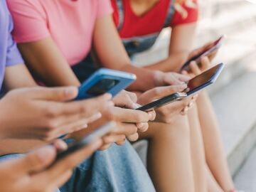 Menores y redes sociales: el mapa global de las restricciones por edad y lo que propone la UE Menores y redes sociales: el mapa global de las restricciones por edad y lo que propone la UE