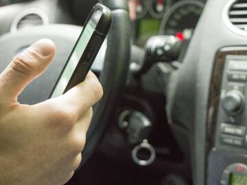 La DGT lanza una nueva campaña contra las distracciones al volante, la primera causa de siniestros mortales La DGT lanza una nueva campaña contra las distracciones al volante, la primera causa de siniestros mortales