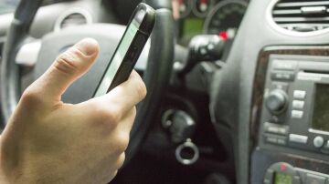 La DGT lanza una nueva campaña contra las distracciones al volante, la primera causa de siniestros mortales La DGT lanza una nueva campaña contra las distracciones al volante, la primera causa de siniestros mortales