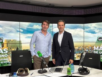 Borja Semper posa con Rafa Latorre antes de la entrevista en M&aacute;s de uno