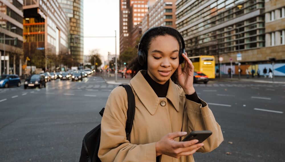 Usar los auriculares ocho horas al día pasa factura a los oídos y al cerebro Usar los auriculares ocho horas al día pasa factura a los oídos y al cerebro