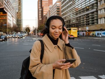 Usar los auriculares ocho horas al día pasa factura a los oídos y al cerebro Usar los auriculares ocho horas al día pasa factura a los oídos y al cerebro