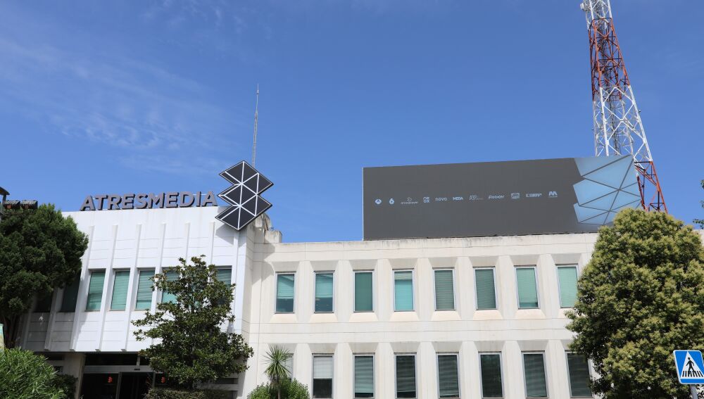 ATRESMEDIA incrementa un 4% los Ingresos Netos hasta los 724,3 millones de euros, apoyada en el liderazgo en audiencias y el éxito de su estrategia de diversificación ATRESMEDIA incrementa un 4% los Ingresos Netos hasta los 724,3 millones de euros, apoyada en el liderazgo en audiencias y el éxito de su estrategia de diversificación