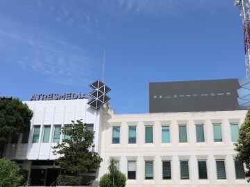 ATRESMEDIA incrementa un 4% los Ingresos Netos hasta los 724,3 millones de euros, apoyada en el liderazgo en audiencias y el éxito de su estrategia de diversificación ATRESMEDIA incrementa un 4% los Ingresos Netos hasta los 724,3 millones de euros, apoyada en el liderazgo en audiencias y el éxito de su estrategia de diversificación
