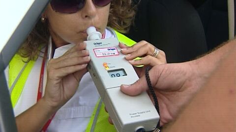Soplando en un control de alcoholemia
