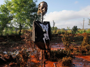 Símbolo de la muerte en medio del barro tóxico