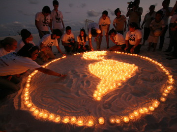 Dibujan Sudam&eacute;rica con velas en la playa de Canc&uacute;n