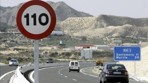 Señal con límite de velocidad a 110 km/h