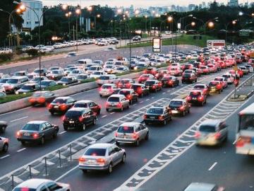 Atasco de coches en la carretera