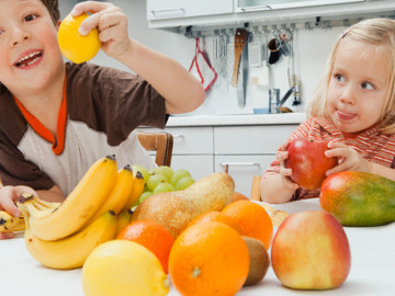 Un niño y una niña con fruta