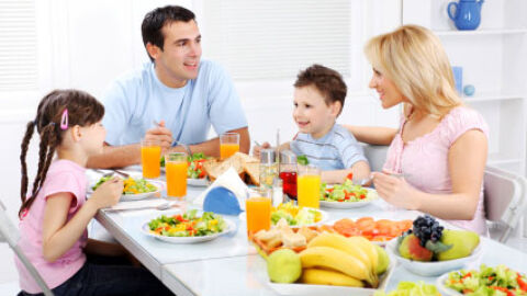 Familia comiendo
