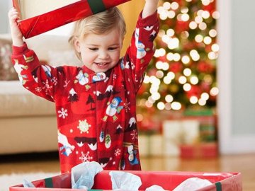 Niño abriendo un regalo