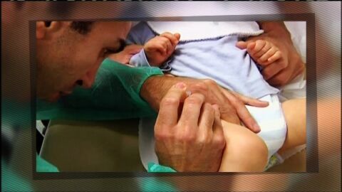 Médico vacunando a un niño Médico vacunando a un niño