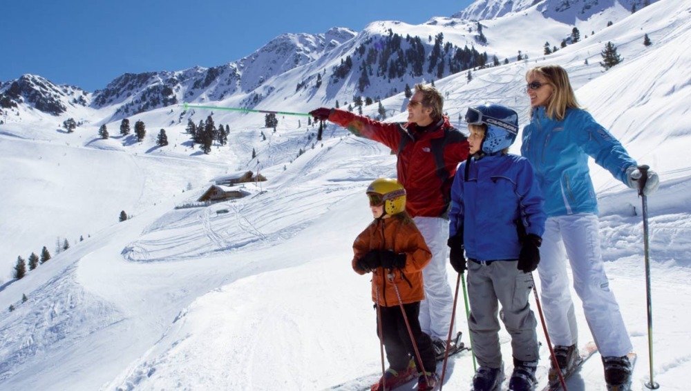 Familia esquiando