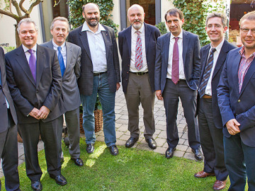 José Ramón Carbajosa, quinto por la izquierda, con otros miembros de WEEE-Forum