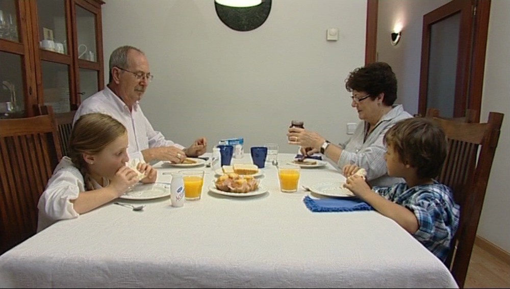 Abuelos comiendo con sus nietos