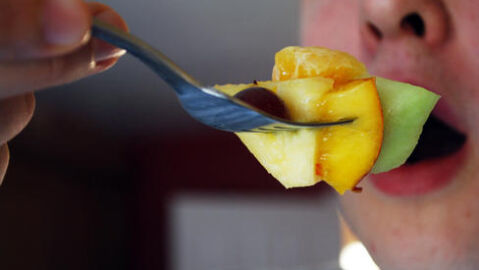 Adolescente comiendo fruta Adolescente comiendo fruta