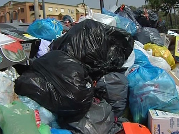 Toneladas de basura en las calles de Rota