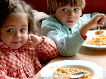 Niños en un comedor