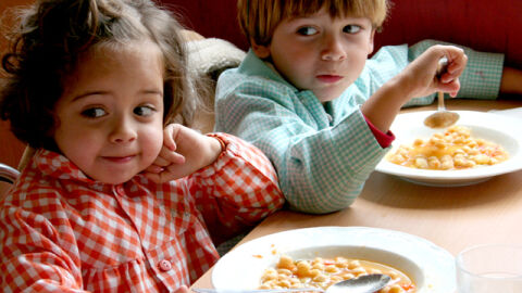 Niños en un comedor Niños en un comedor
