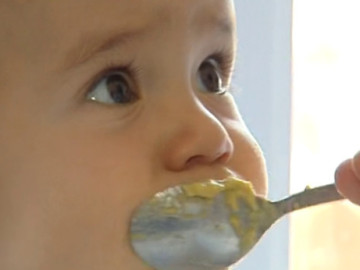 Bebé comiendo un puré
