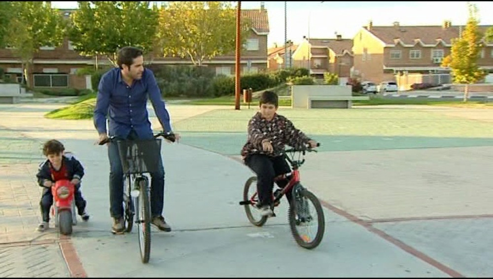 Roberto pasea en bici con los hermanos Requena