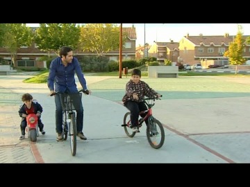 Roberto pasea en bici con los hermanos Requena