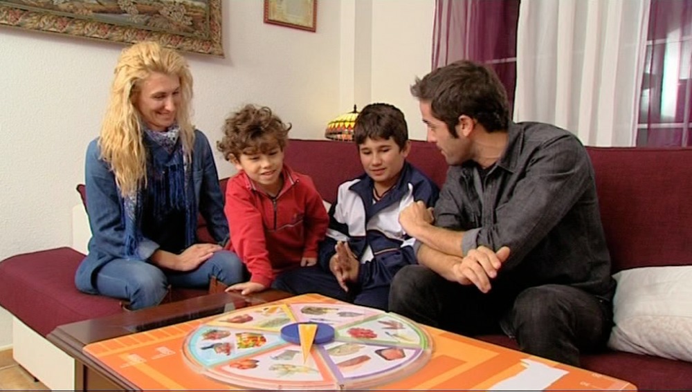 Roberto juega con Javier a la ruleta de "El Estirón"