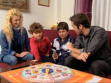 Roberto juega con Javier a la ruleta de "El Estirón"