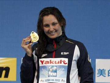 Melanie Costa al recibir la medalla