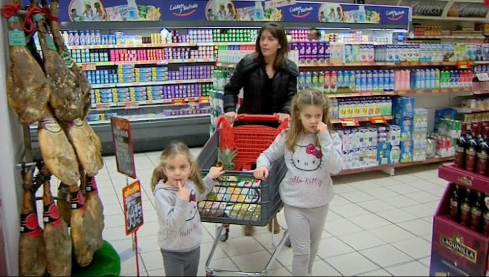 Paula y Carmen ayudan a su madre a hacer la compra