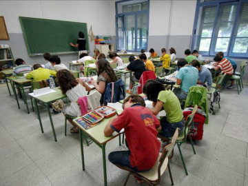 Alumnos atienden a su profesora en clase