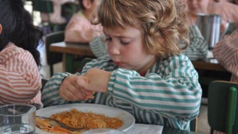 Pequeño comiendo una paella Pequeño comiendo una paella