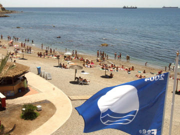 Vista de la playa de la Ribera en Ceuta, con la bandera azul en primer plano