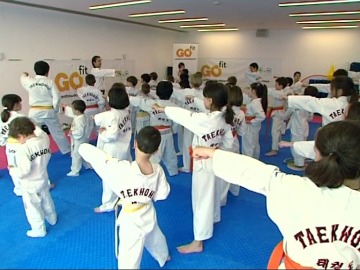 Muévete con 'El Estirón' practicando taekwondo 
